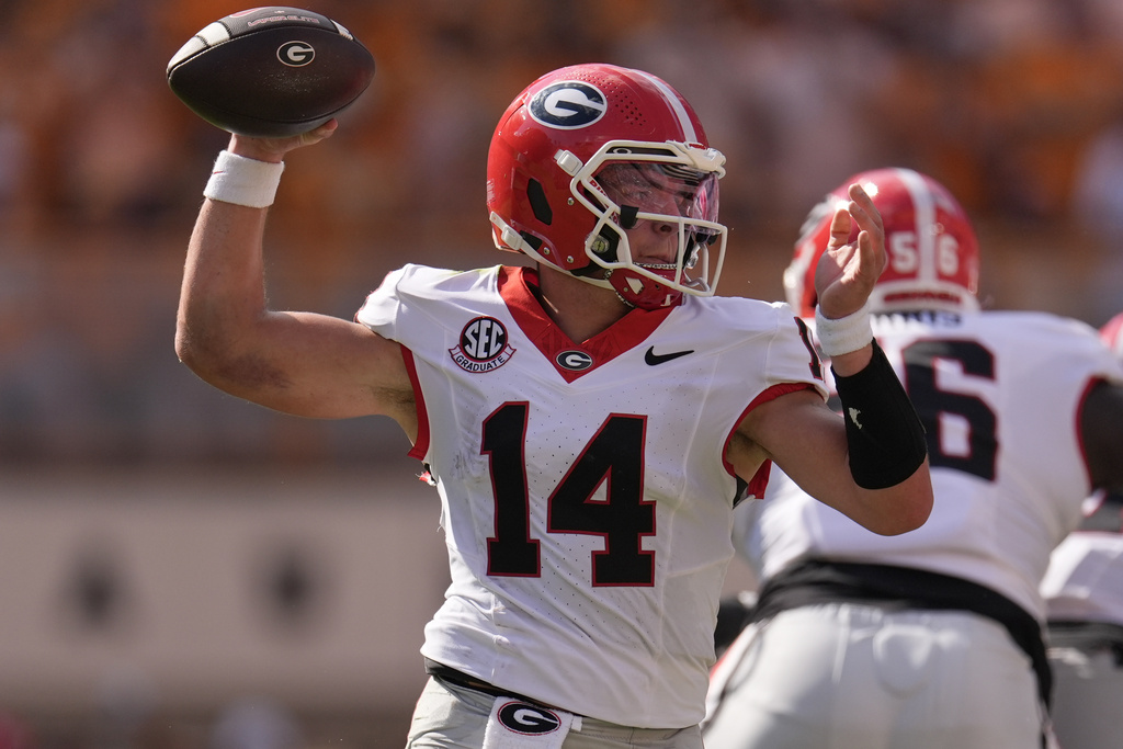 Georgia quarterback Gunner Stockton (14) looks to throw a pass during the first half of an NCAA college football game against Tennessee, Saturday, Sept. 13, 2025, in Knoxville, Tenn. (AP Photo/George Walker IV)