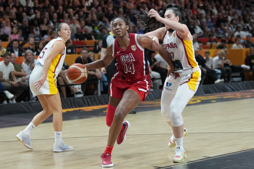 Spain's Megan DiLeo guards Aliyah Boston, of the United States, during the Women's Basketball World Cup semifinal match between the United States and Spain in Berlin, Saturday, Sept. 12, 2026. (AP Photo/Ebrahim Noroozi)