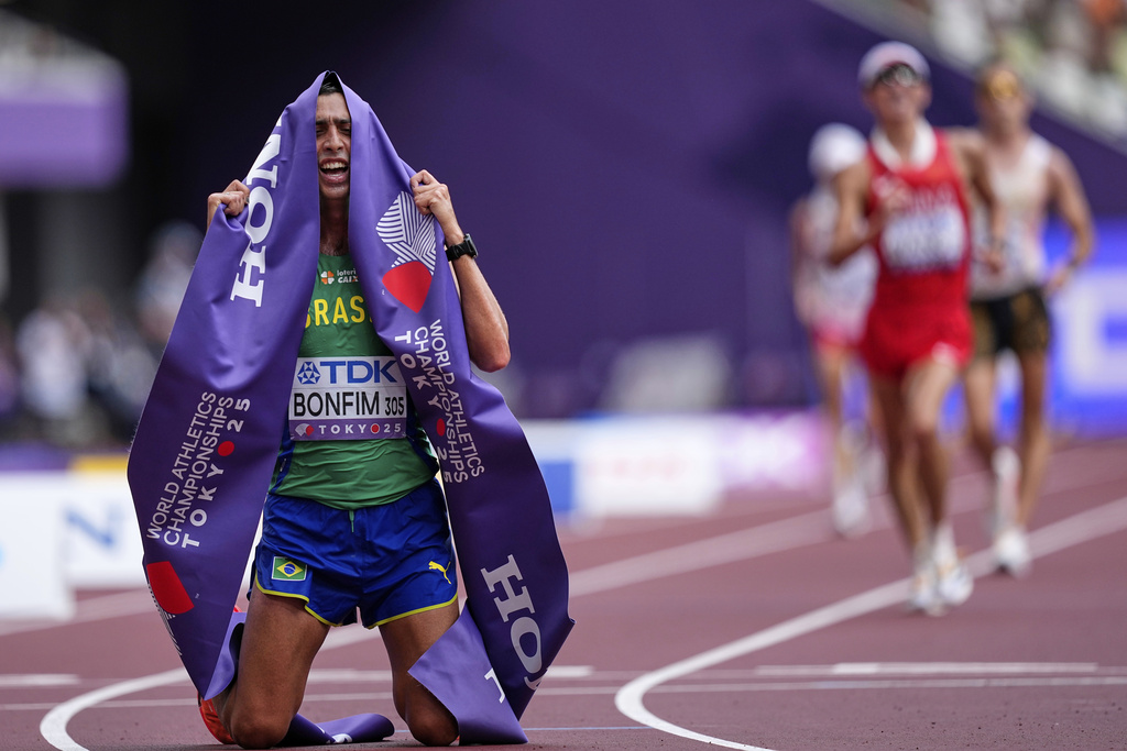 Brazil's Caio Bonfim celebrates winning the gold medal in the men's 20 kilometers race walk at the World Athletics Championships in Tokyo, Saturday, Sept. 20, 2025. (AP Photo/Petr David Josek)