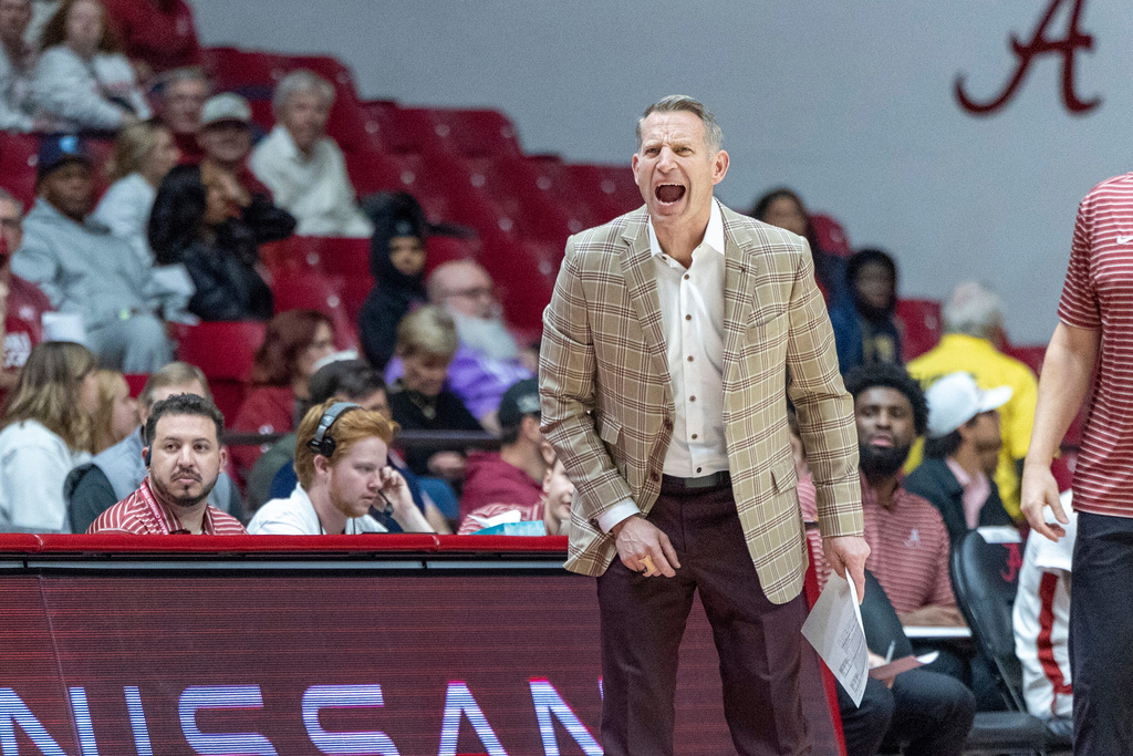 Alabama head coach Nate Oats yells to his players during the first half of an NCAA college basketball game, Wednesday, Dec. 17, 2025, in Tuscaloosa, Ala. (AP Photo/Vasha Hunt)