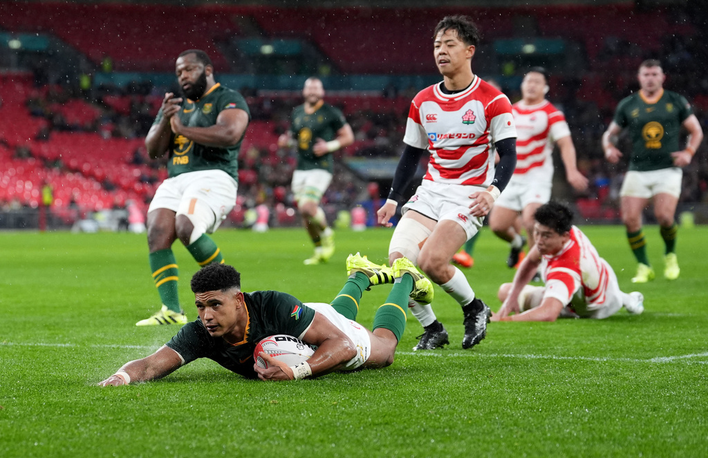 South Africa's Sacha Feinberg-Mngomezulu scores a try during the Quilter Nations Series match against Japan at Wembley Stadium in London on Saturday, Nov. 1, 2025. (Gareth Fuller/PA via AP)