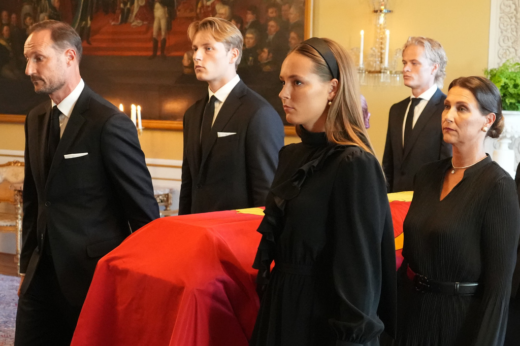 King Harald V's coffin is moved by King Haakon VIII., left, and and Queen Mette-Marit’s son Marius Borg Hoiby, second right, from the Red Salon to the Palace Chapel, in Oslo, Monday, Aug. 31, 2026. (Ole Berg-Rusten/Pool Photo via AP)