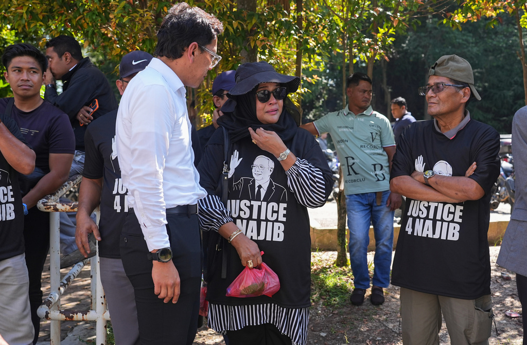 Supporters of Malaysia's former Prime Minister Najib Razak gather outside the Kuala Lumpur High Court Complex, in Kuala Lumpur, Malaysia, Monday, Dec. 22, 2025. (AP Photo/Azneal Ishak)