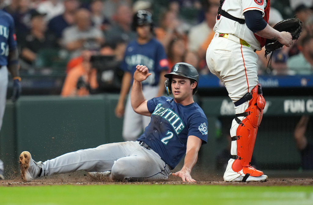 Seattle Mariners' Cole Young scores a run on Brendan Donovan's RBI single during the fourth inning of a baseball game against Houston Astros, Saturday, Aug. 15, 2026, in Houston. (AP Photo/Karen Warren)