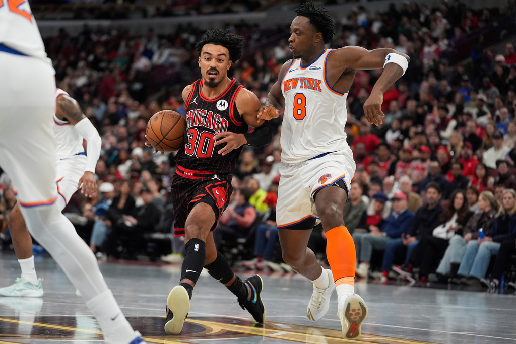 New York Knicks forward OG Anunoby (8), right, guards Chicago Bulls guard Tre Jones (30) during the second half of an NBA Cup basketball game Friday, Oct. 31, 2025, in Chicago. (AP Photo/Erin Hooley)