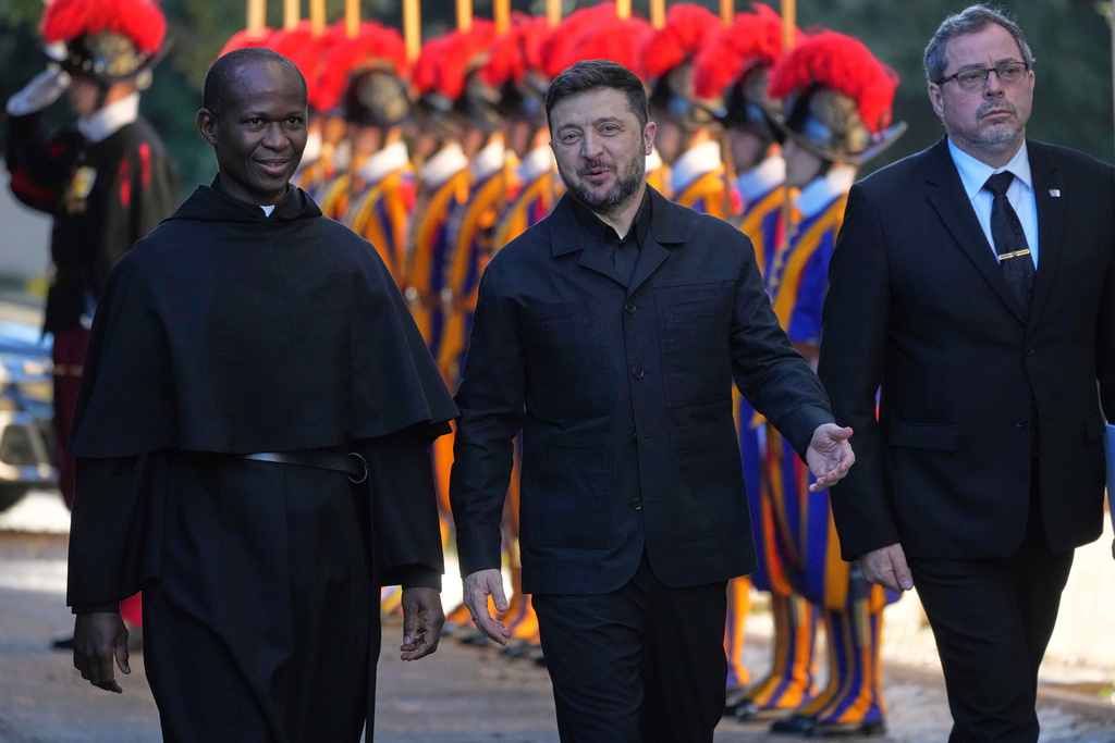 Ukraine President Volodymyr Zelenskyy, center, arrives to meet with Pope Leo XIV in Castel Gandolfo, Italy, Tuesday, Dec. 9, 2025. (AP Photo/Andrew Medichini)