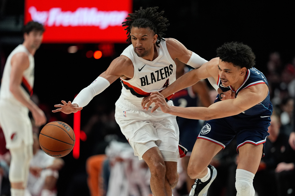 Portland Trail Blazers guard/forward Matisse Thybulle (4) looks to get past Los Angeles Clippers guard Kobe Sanders, right, during the first half of an NBA basketball game Friday, April 10, 2026, in Portland, Ore. (AP Photo/Jenny Kane)