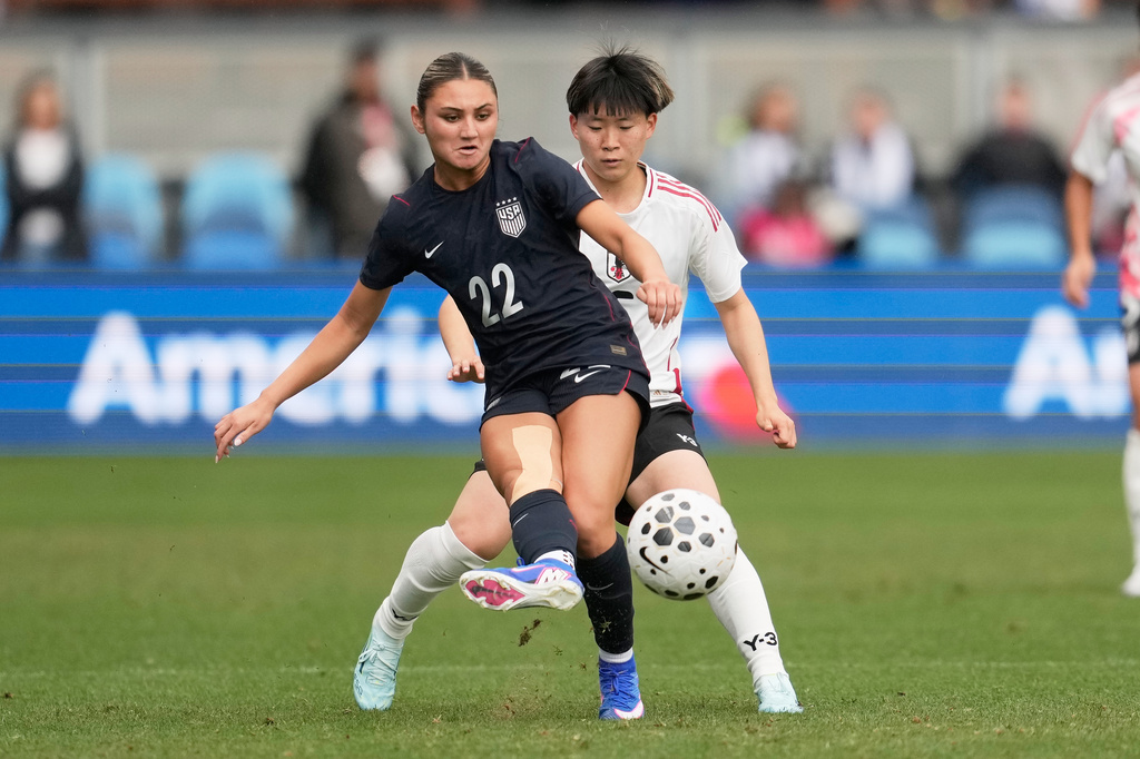The United States' Gisele Thompson (22) kicks the ball in front of Japan's Aoba Fujino during the first half of an international friendly soccer match Saturday, April 11, 2026, in San Jose, Calif. (AP Photo/Jeff Chiu)