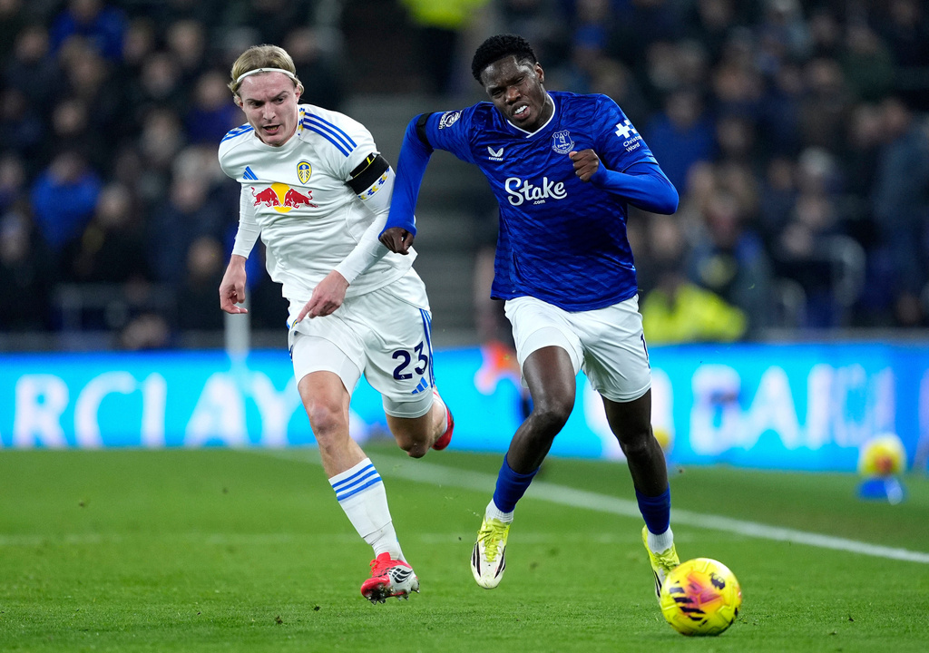 Leeds United's Sebastiaan Bornauw, left, and Everton's Thierno Barry in action during the English Premier League soccer match between Everton and Leeds United in Liverpool, England, Monday Jan. 26, 2026. (Peter Byrne/PA via AP)