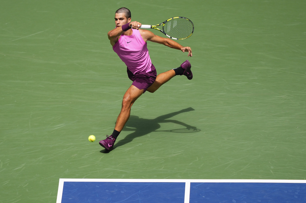 Carlos Alcaraz, of Spain, returns a shot to Luciano Darderi, of Italy, during the third round of the U.S. Open tennis championships, Friday, Aug. 29, 2025, in New York. (AP Photo/Yuki Iwamura)