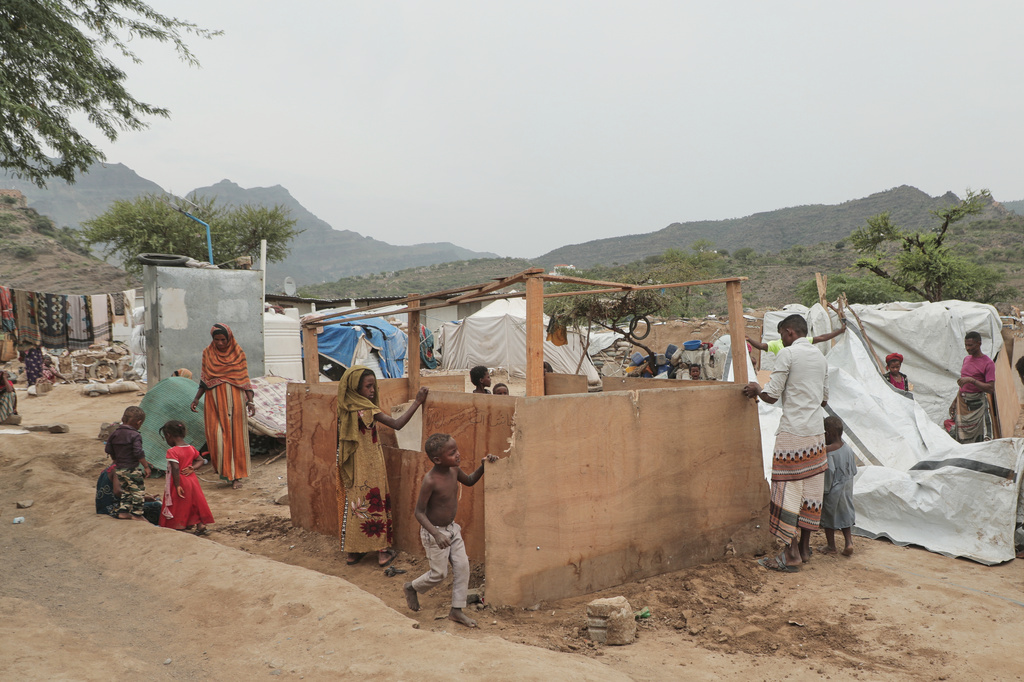 Displaced people set their camp in Taiz province, Yemen, Tuesday, Sept. 15, 2026. (AP Photo/Marzouq Al Jabri)
