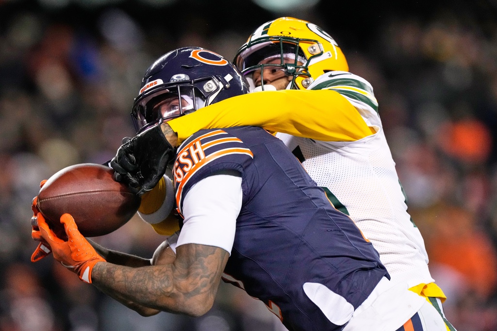 Chicago Bears' DJ Moore catches a touchdown pass with Green Bay Packers' Keisean Nixon defending during overtime of an NFL football game Saturday, Dec. 20, 2025, in Chicago. (AP Photo/Nam Huh)