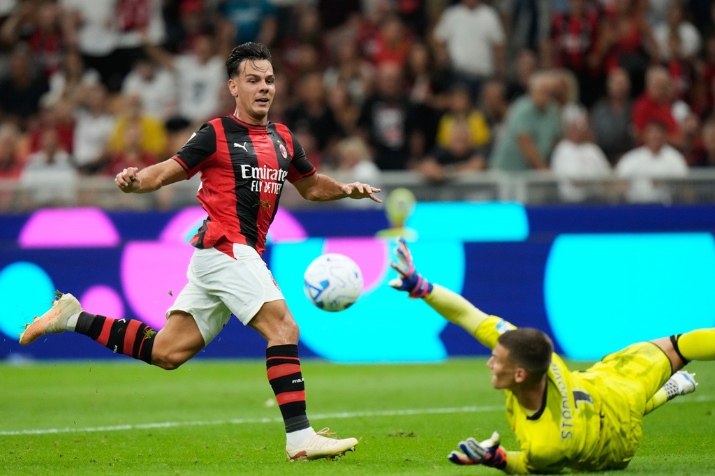 AC Milan's Ardon Jashari, left, scores his side's second goal pst Venezia's goalkeeper Filip Stankovic during a Serie A soccer match between AC Milan and Venezia, in Milan, Italy, Friday, Aug. 28, 2026. (AP Photo/Luca Bruno)