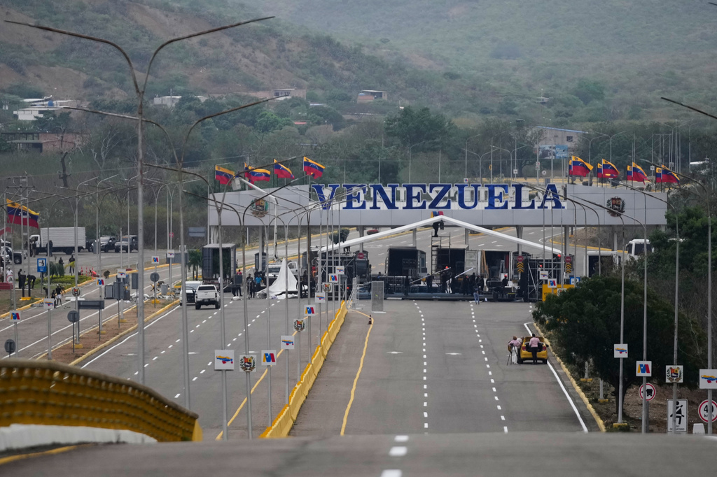 Workers dismantle a stage where Colombian President Gustavo Petro and Venezuelan President Delcy Rodriguez were going to meet, after the event was canceled due to security concerns, at the Atanasio Girardot Binational Bridge in Villa del Rosario, Colombia, Thursday, March 12, 2026. (AP Photo/Fernando Vergara)