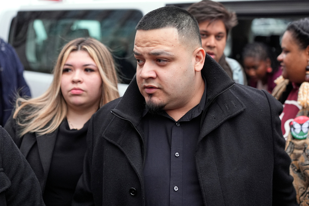 Kilmar Abrego Garcia, right, and his wife Jennifer Vasquez Sura, left, arrive at the federal courthouse Thursday, Feb. 26, 2026, in Nashville, Tenn. (AP Photo/George Walker IV)