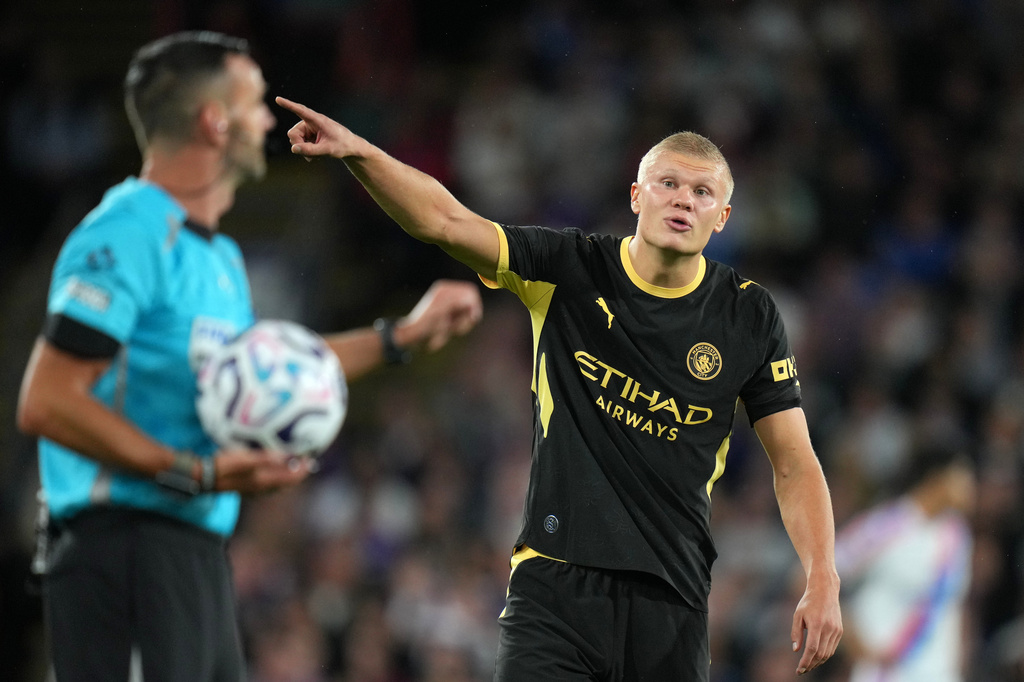 Manchester City's Erling Haaland gestures to Referee Andy Madley during the English Premier League soccer match between Crystal Palace and Manchester City in London, Friday, Aug. 28, 2026. (AP Photo/Kin Cheung)