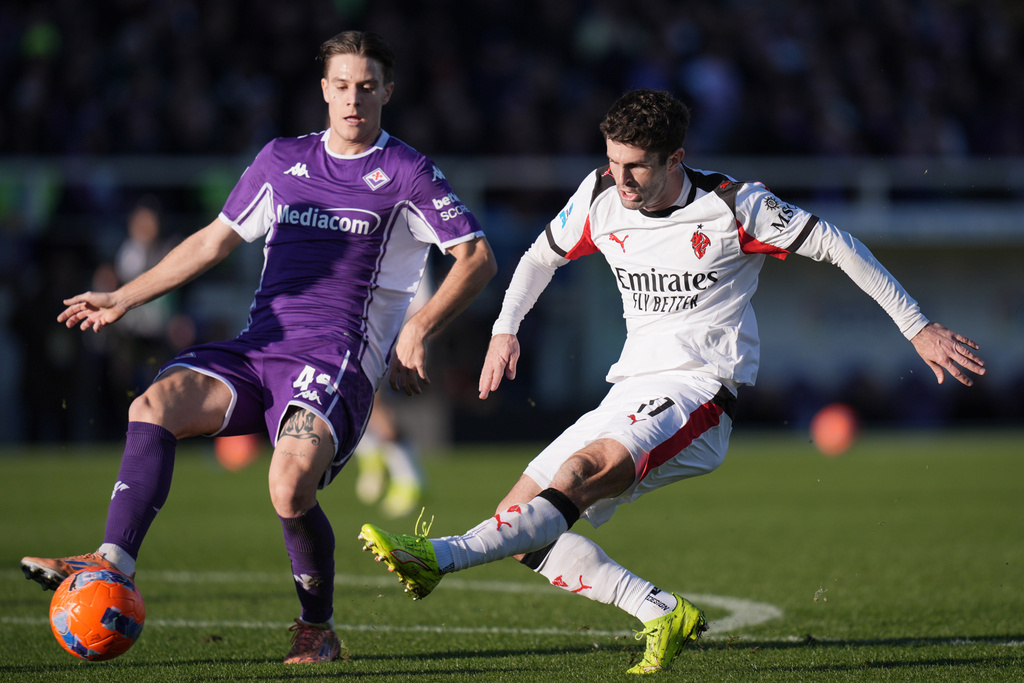 AC Milan's Christian Pulisic fights for the ball with Fiorentina's Nicolo Fagioli, left, during the Serie A soccer match between Fiorentina and Milan in Florence, Italy, Sunday, Jan. 11, 2026. (Massimo Paolone/LaPresse via AP)
