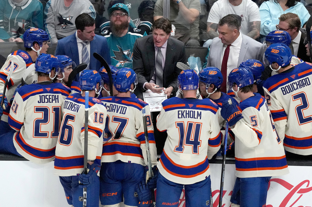 Edmonton Oilers head coach Mike Babcock, center, talks with his players during a timeout in the third period of an NHL hockey game against the San Jose Sharks in San Jose, Calif., Saturday, Oct. 10, 2026. (AP Photo/Tony Avelar)