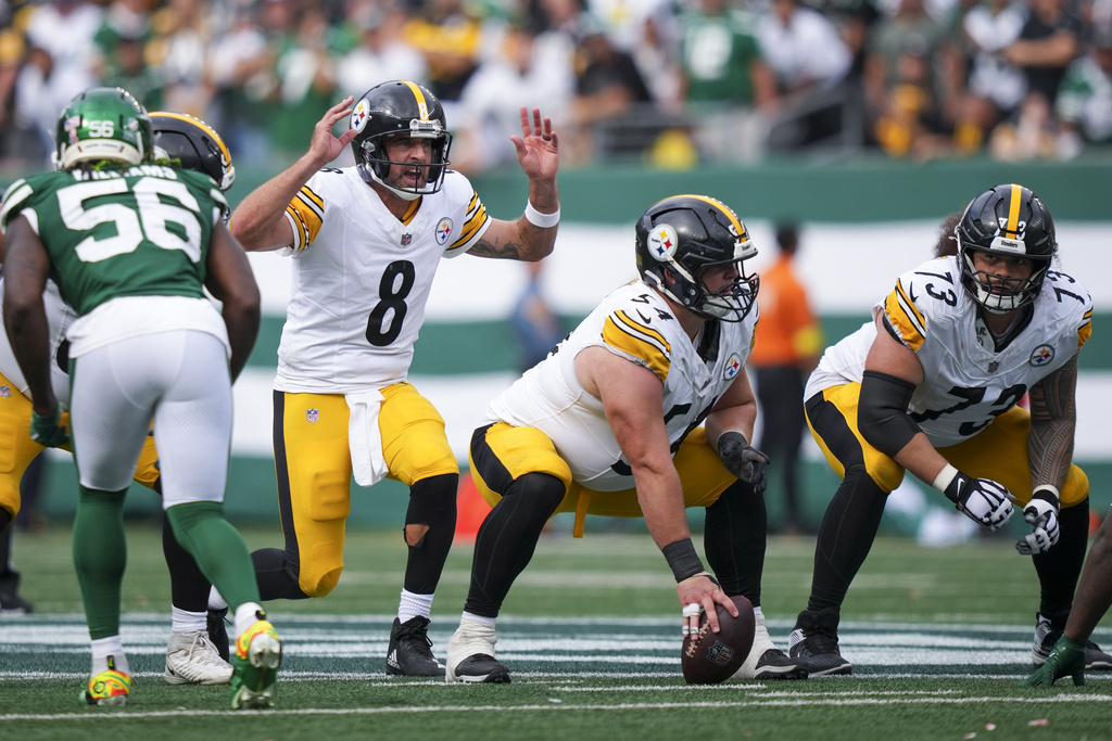 Pittsburgh Steelers quarterback Aaron Rodgers (8) calls a play before the snap against the New York Jets during the second half of an NFL football game Sunday, Sept. 7, 2025, in East Rutherford, N.J. (AP Photo/Matt Slocum)