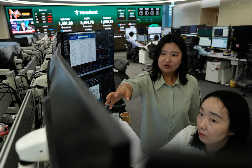 Currency traders work at the foreign exchange dealing room of the Hana Bank headquarters in Seoul, South Korea, Wednesday, April 8, 2026. (AP Photo/Ahn Young-joon)