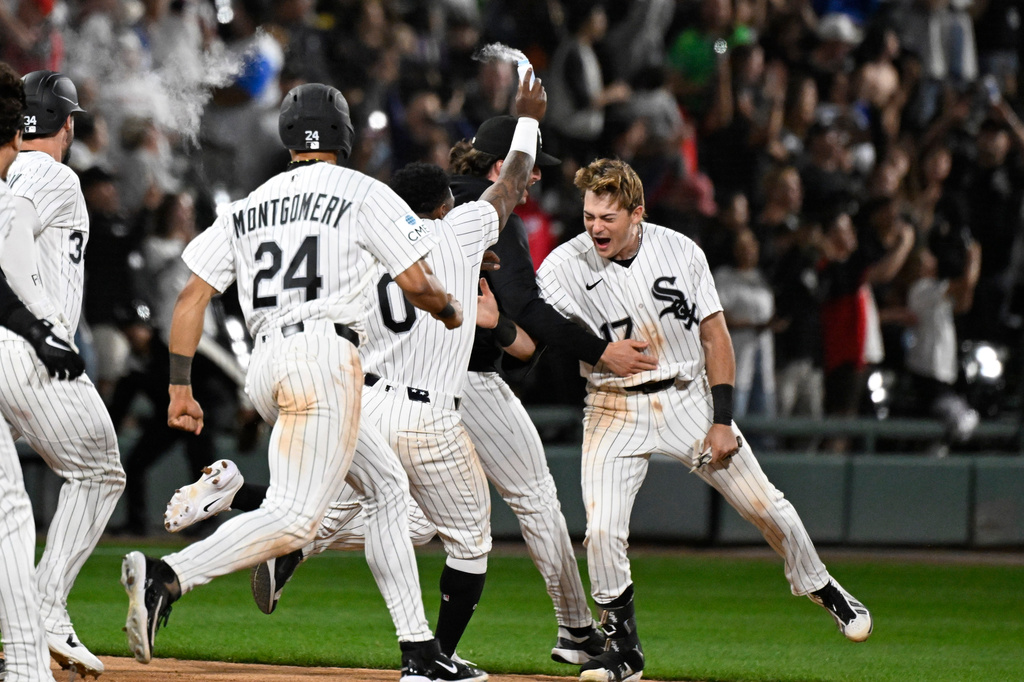 Chicago White Sox's Sam Antonacci, right, celebrates with teammates after he hit a two-run single during the ninth inning of a baseball game against the Cleveland Guardians, Monday, June 22, 2026, in Chicago. (AP Photo/Matt Marton)