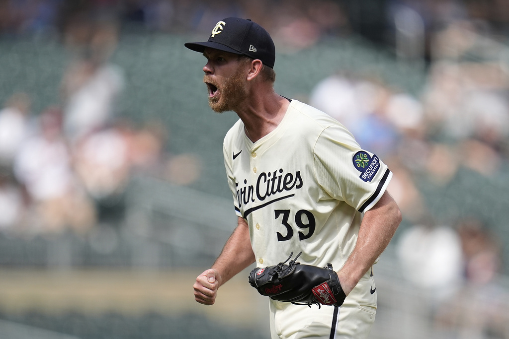 Minnesota Twins relief pitcher Michael Tonkin celebrates after forcing the final out during the top of the 11th inning of a baseball game against the Kansas City Royals, Sunday, Aug. 10, 2025, in Minneapolis. (AP Photo/Abbie Parr)