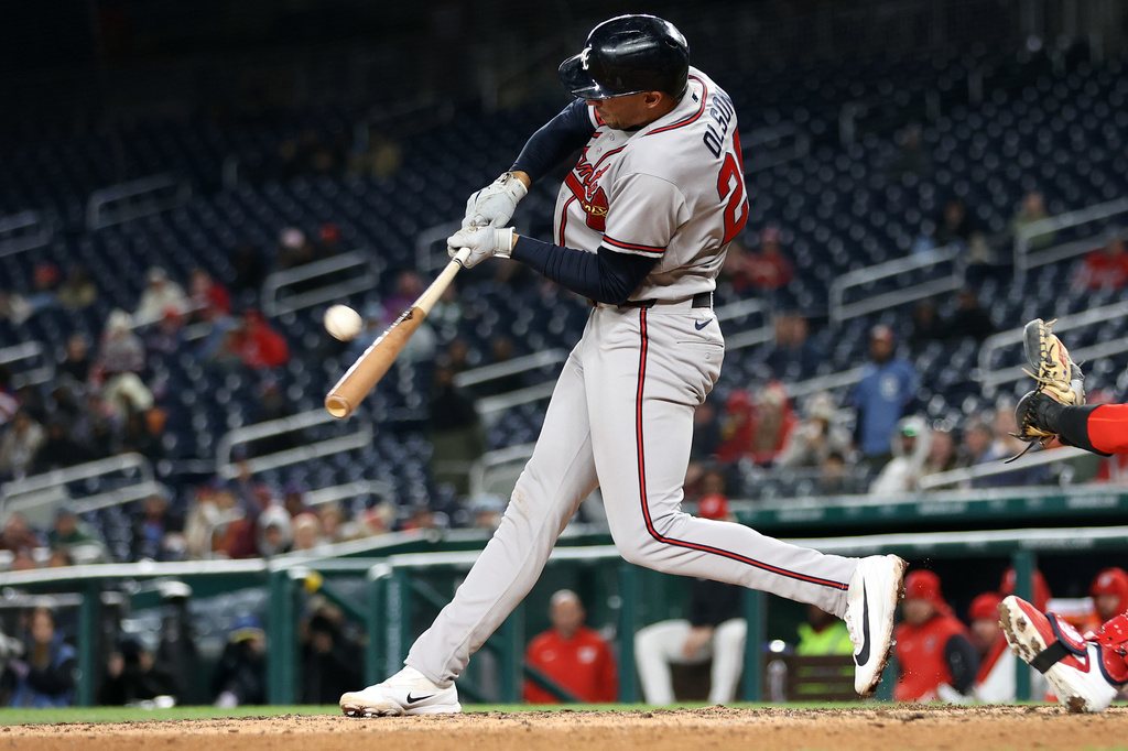 Atlanta Braves' Matt Olson hits a sacrifice fly during the ninth inning of a baseball game against the Washington Nationals, Monday, April 20, 2026, in Washington. (AP Photo/Daniel Kucin Jr.)