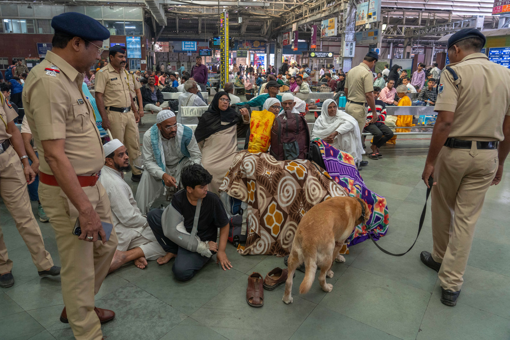 Security personnel along with a sniffer dog check the luggage of passengers at Chhatrapati Shivaji Terminus in Mumbai, India, as part of enhanced security following Monday's deadly car blast in the Indian capital, Tuesday, Nov. 11, 2025. (AP Photo/Rafiq Maqbool)