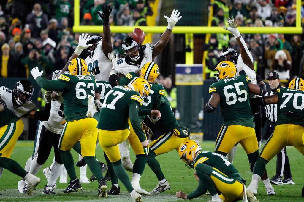 Green Bay Packers place kicker Brandon McManus (17) misses a field goal attempt against the Philadelphia Eagles during the second half of an NFL football game Monday, Nov. 10, 2025, in Green Bay, Wis. (AP Photo/Mike Roemer)