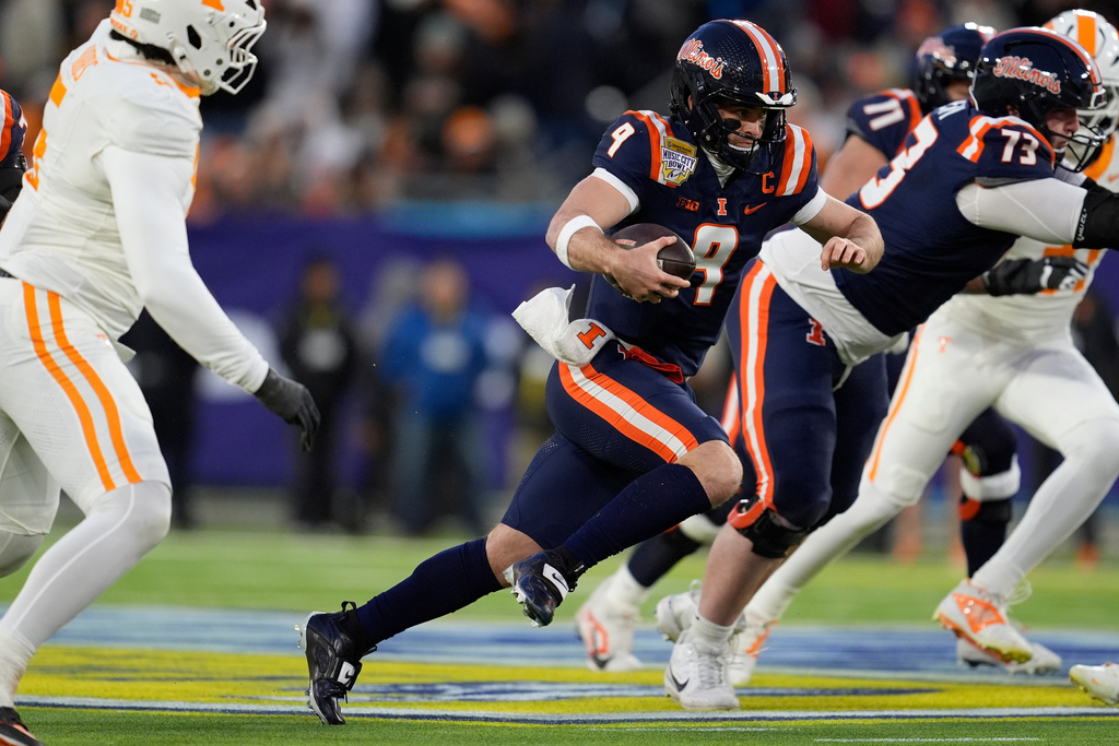 Illinois quarterback Luke Altmyer (9) runs the ball during the first half of the Music City Bowl NCAA college football game against Tennessee, Tuesday, Dec. 30, 2025, in Nashville, Tenn. (AP Photo/George Walker IV)
