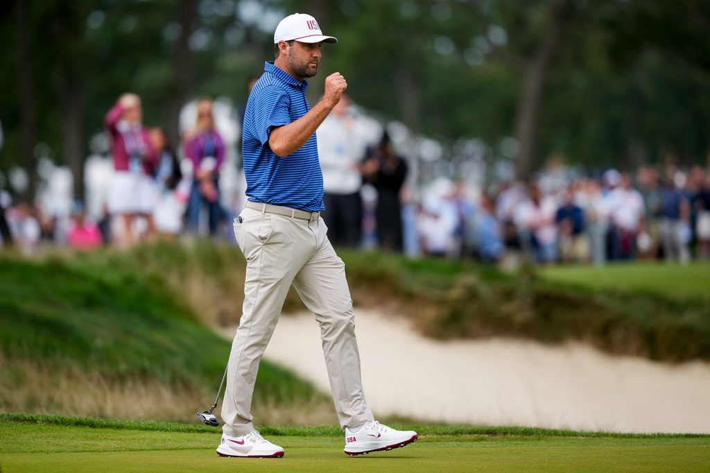 USA teams' Scottie Scheffler reacts to making his birdie putt on the first hole against the International teams during the first round four-ball match at the Presidents Cup golf tournament at Medinah Country Club, Thursday, Sept. 24, 2026, in Medinah, Ill. (AP Photo/Matt Slocum)