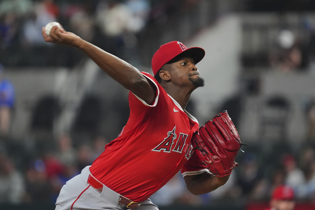 Los Angeles Angels starting pitcher Jose Soriano throws during the first inning of a baseball game against the Texas Rangers, Monday, Aug. 25, 2025, in Arlington, Texas. (AP Photo/LM Otero)