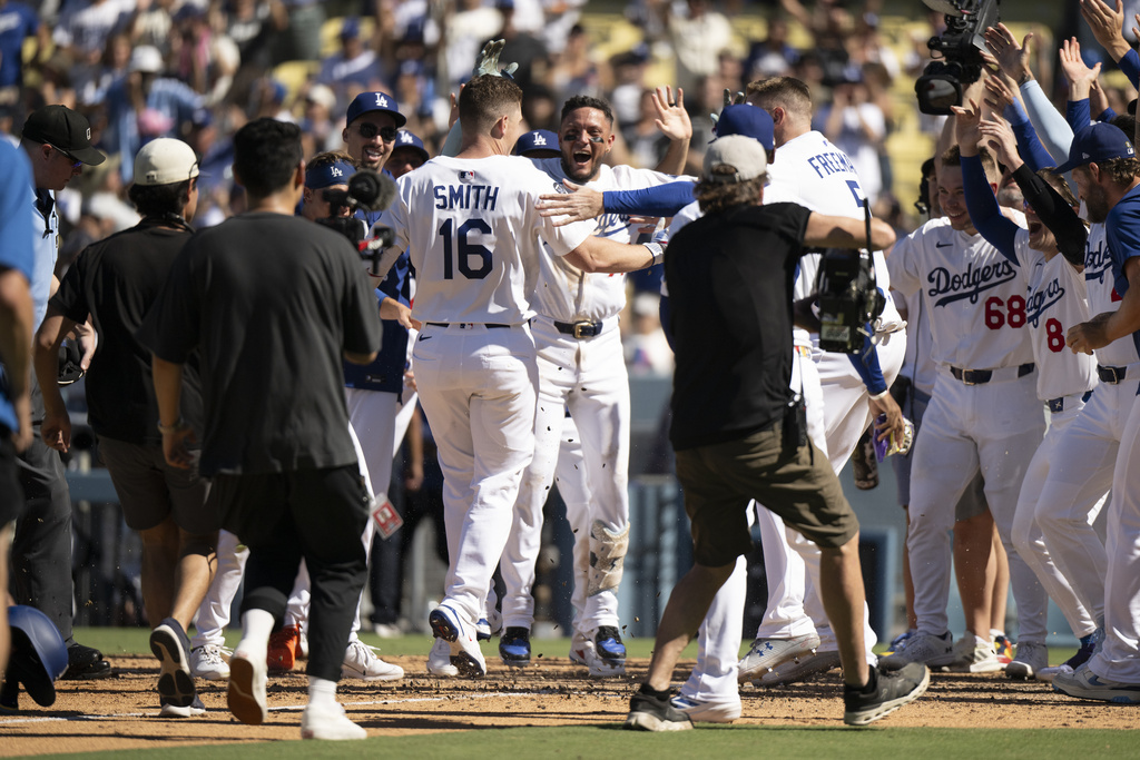 Los Angeles Dodgers' Will Smith (16) celebrates after his walkoff solo home run with teammates during the ninth inning of a baseball game against the Arizona Diamondbacks in Los Angeles, Sunday, Aug. 31, 2025. (AP Photo/Kyusung Gong)