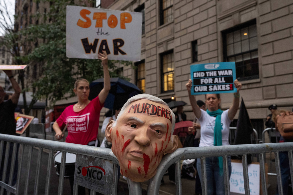 Protesters chant against the arrival of Israel's prime minister Benjamin Netanyahu during the 80th session of the United Nations General Assembly, Thursday, Sept. 25, 2025, in New York. (AP Photo/Yuki Iwamura)
