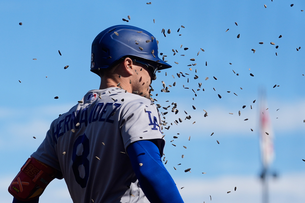 Los Angeles Dodgers' Enrique Hern&aacute;ndez celebrates after hitting a home run during the ninth inning of a baseball game against the San Francisco Giants, Saturday, Sept. 26, 2026, in San Francisco. (AP Photo/Jeff Chiu)