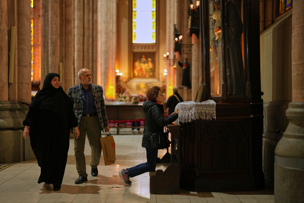 A Christian Catholic worshipper prays at St. Anthony of Padua Catholic church, in Istanbul, Turkey, Tuesday, Nov. 18, 2025, ahead of the visit of Pope Leo XIV to Turkey. (AP Photo/Francisco Seco)