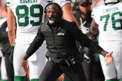 New York Jets head coach Aaron Glenn celebrates after a rushing touchdown by Breece Hall during the second half of an NFL football game against the Cincinnati Bengals, Sunday, Oct. 26, 2025, in Cincinnati. (AP Photo/Jeff Dean) New York Jets head coach Aaron Glenn celebrates after a rushing touchdown by Breece Hall during the second half of an NFL football game against the Cincinnati Bengals, Sunday, Oct. 26, 2025, in Cincinnati. (AP Photo/Jeff Dean)