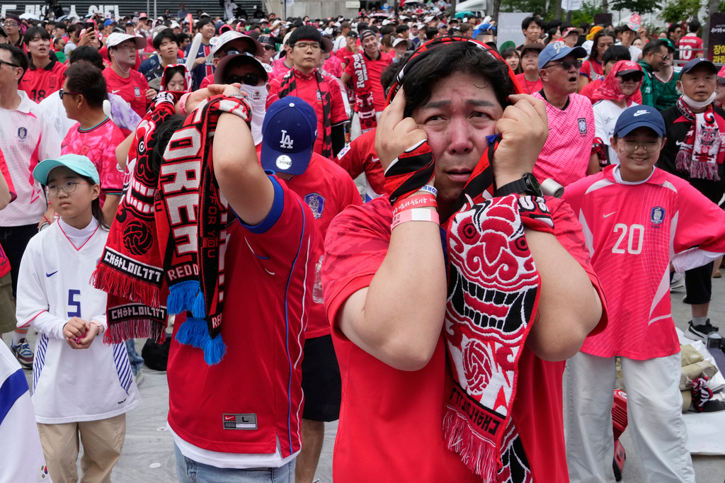 South Korean soccer fans react after Mexico scored the opening goal during the World Cup Group A soccer match between South Korea and Mexico at a public viewing venue in Seoul, South Korea, Friday, June 19, 2026. (AP Photo/Ahn Young-joon)