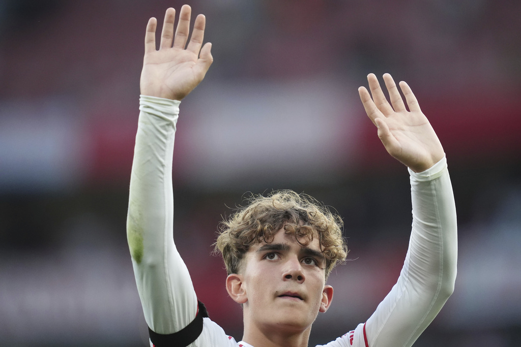 Arsenal's Max Dowman gestures to the fans after the English Premier League soccer match between Arsenal and Leeds United at Emirates stadium in London, England, Saturday, Aug. 23, 2025. (John Walton/PA via AP)