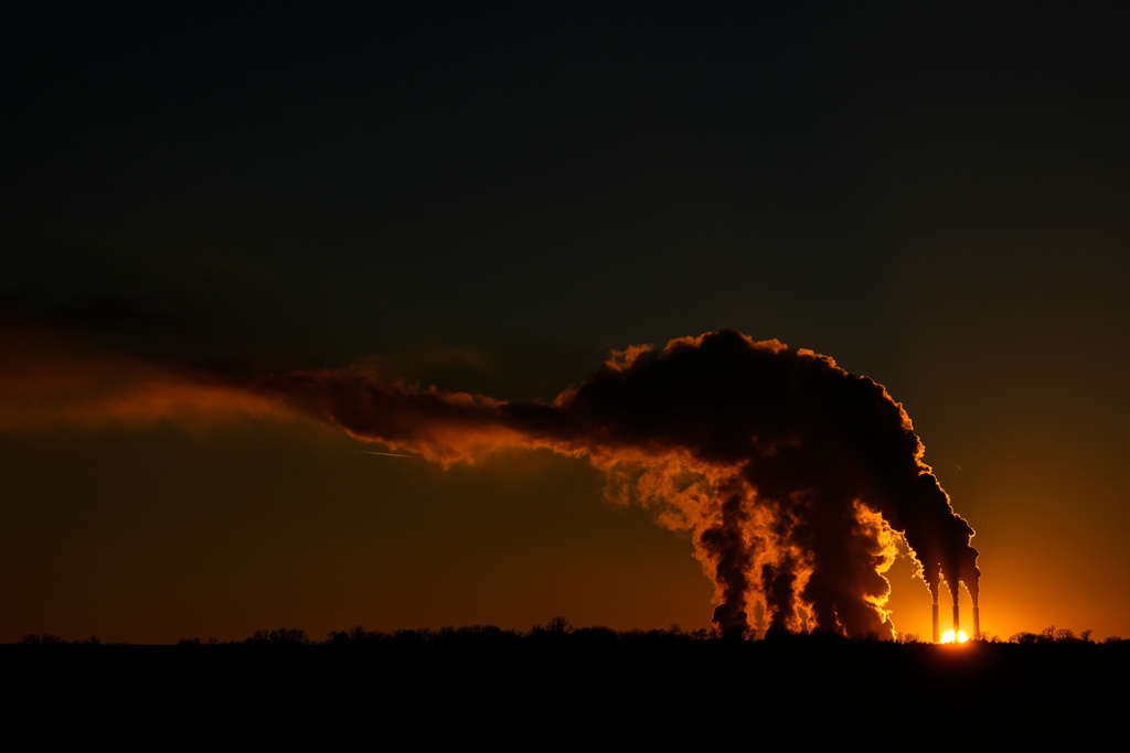 The Jeffrey Energy Center coal-fired power plant operates at sunset near Emmett, Kan., Saturday, Jan. 3, 2026, in Topeka, Kan. (AP Photo/Charlie Riedel)