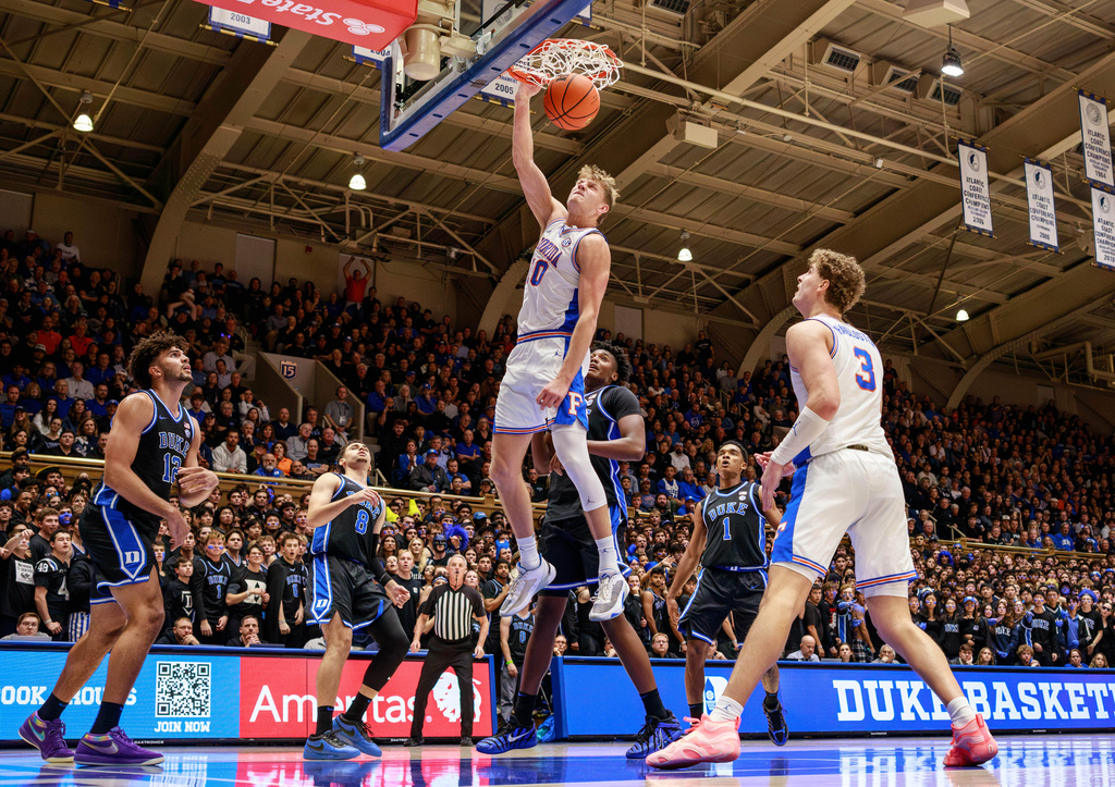 Florida's Thomas Haugh (10) dunks during the first half of an NCAA college basketball game against Duke in Durham, N.C., Tuesday, Dec. 2, 2025. (AP Photo/Ben McKeown)