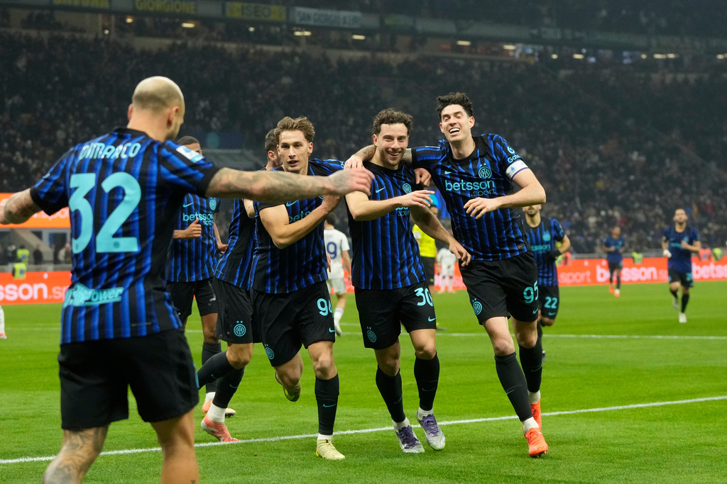 Inter Milan's Carlos Augusto celebrates with his teammates after scoring his side's fourth goal during a Serie A soccer match between Inter and Como, in Milan, Italy, Saturday, Dec. 6, 2025. (AP Photo/Luca Bruno)