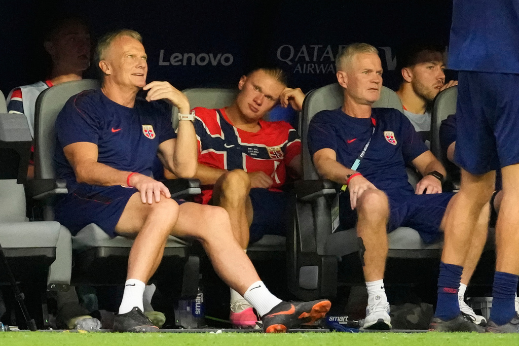 Norway's Erling Haaland (9) sits on the bench during the World Cup quarterfinal soccer match between Norway and England in Miami Gardens, Fla., Saturday, July 11, 2026. (AP Photo/Chris Carlson)