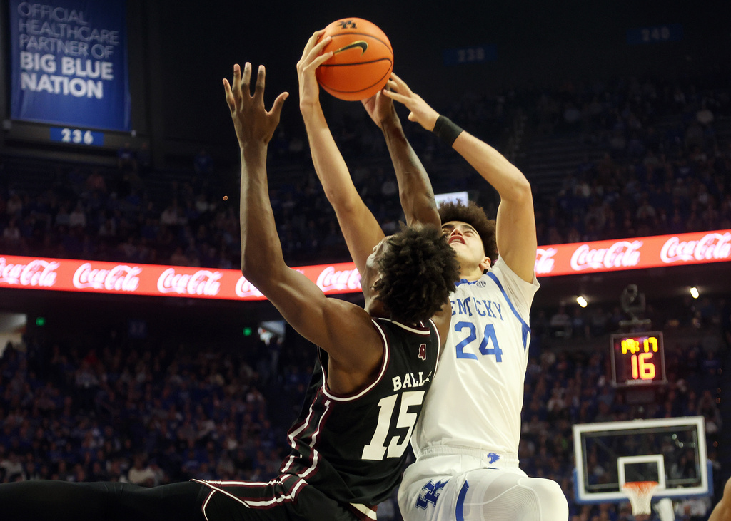 Kentucky's Malachi Moreno (24) and Mississippi State's Quincy Ballard (15) battle for a rebound during the first half of an NCAA college basketball game in Lexington, Ky., Saturday, Jan. 10, 2026. (AP Photo/James Crisp)