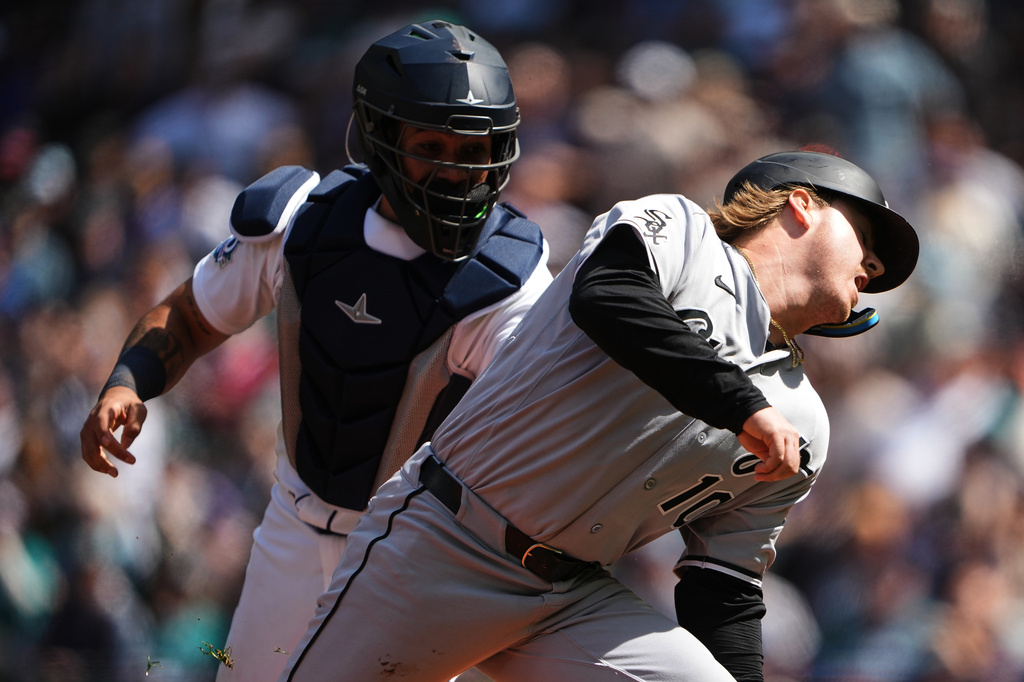 Chicago White Sox's Chase Meidroth is tagged out stealing home by Seattle Mariners catcher Jhonny Pereda during the sixth inning of a baseball game, Wednesday, May 20, 2026, in Seattle. (AP Photo/Lindsey Wasson)