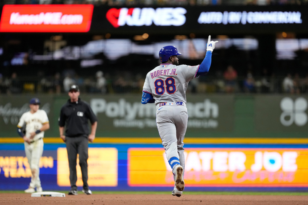 New York Mets' Luis Robert Jr. rounds the bases after hitting a solo home run during the eighth inning of a baseball game against the Milwaukee Brewers, Tuesday, July 21, 2026, in Milwaukee. (AP Photo/Aaron Gash)
