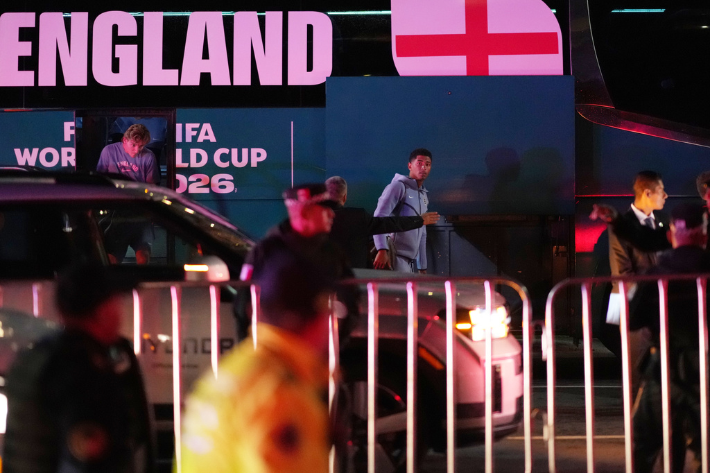 England's Jude Bellingham gets off the bus at the hotel where England will stay in Mexico City ahead of its World Cup round of 16 soccer match against Mexico, Friday, July 3, 2026. (AP Photo/Eduardo Verdugo)