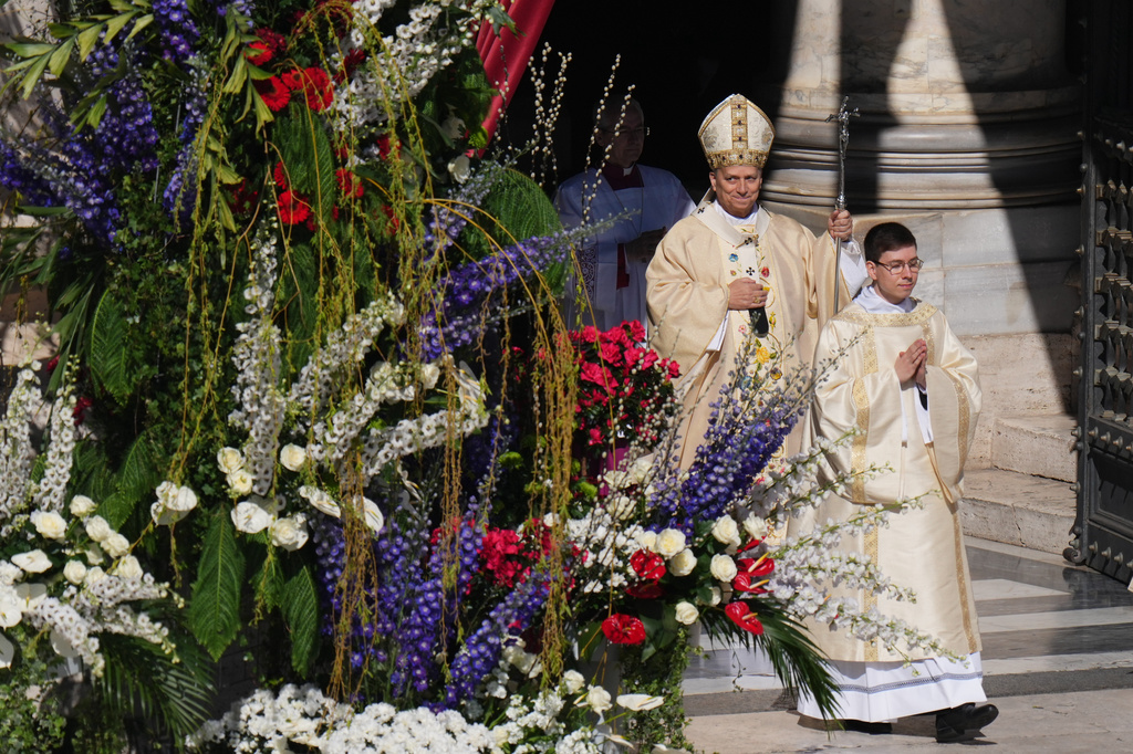Pope Leo XIV arrives to preside over Easter Mass in St. Peter's Square at the Vatican, Sunday, April 5, 2026 (AP Photo/Alessandra Tarantino)