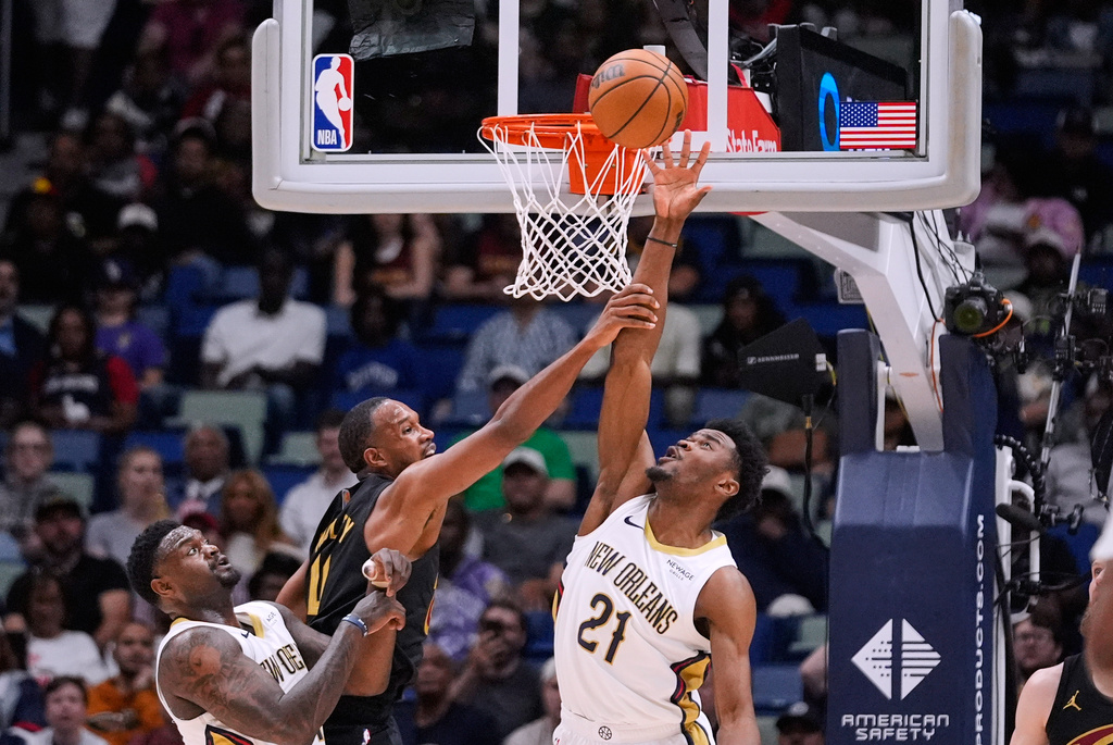New Orleans Pelicans center Yves Missi (21) and Cleveland Cavaliers center Evan Mobley battle under the basket in the first half of an NBA basketball game, Saturday, March 21, 2026, in New Orleans. (AP Photo/Gerald Herbert)