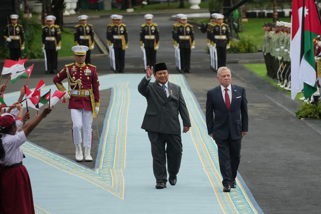 Jordanian King Abdullah II, right, walks with Indonesian President Prabowo Subianto as they inspect honor guards during a welcoming ceremony prior to their meeting at Merdeka Palace in Jakarta, Indonesia, Friday, Nov. 14, 2025. (AP Photo/Achmad Ibrahim)